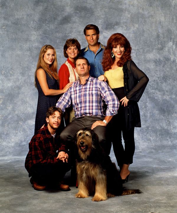 (7. Staffel) - Kelly (Christina Applegate, hinten l.), Marcy (Amanda Bearse, hinten 2.v.l.), Jefferson (Ted McGinley, hinten 2.v.r.), Al (EdO'Neil,... - Bildquelle: Sony Pictures Television International. All Rights Reserved.