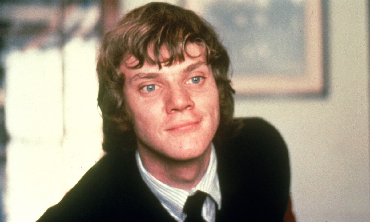 Der 15-jährige Alex (Malcolm McDowell) zieht mit drei anderen Rowdys durch die Straßen. Zum Spaß verprügeln sie Greise und Obdachlose, rauben Geschä... - Bildquelle: Warner Bros. Television