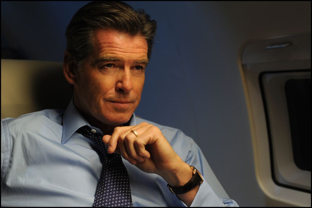 Der ehemalige britische Premierminister Adam Lang (Pierce Brosnan) ist wegen seiner Rolle im Irakkrieg unter Druck geraten. Er wird angeklagt, Terro... - Bildquelle: Kinowelt GmbH
