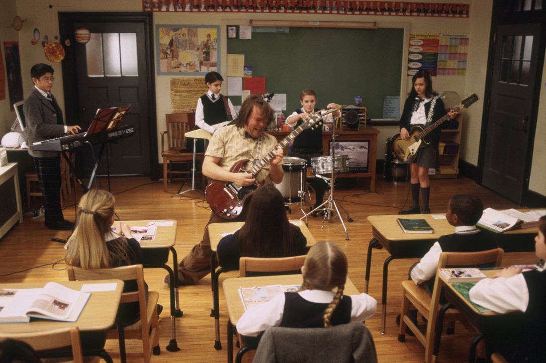 Als Deweys (Jack Black, vorne M.) klar wird, dass alle seine Schüler ein Instrument spielen, beschließt er, wenn schon nicht in Mathe, dann (v.l.n.r... - Bildquelle: Paramount Pictures