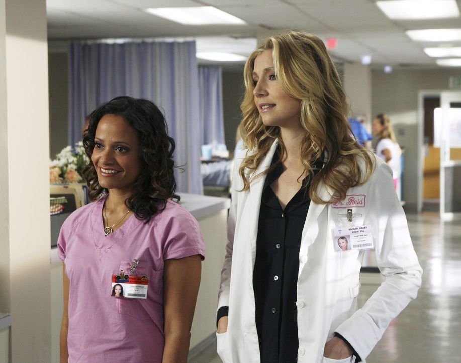 Im Krankenhaus ist es nie langweilig: Elliott (Sarah Chalke, r.) und Carla (Judy Reyes, l.) haben wie immer viel zu besprechen ... - Bildquelle: Touchstone Television