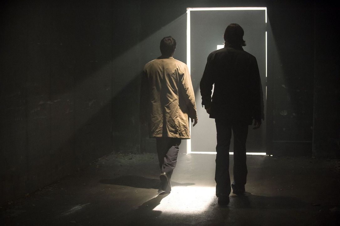 Noch ahnen Castiel (Misha Collins, l.) und Sam (Jared Padalecki, r.) nicht, was sie in einer verlassenen Fabrikhalle finden werden ... - Bildquelle: 2013 Warner Brothers