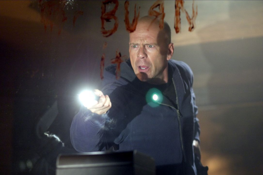 Die Situation eskaliert, als einer der Geiselnehmer das Haus in Brand stecken will. Kann Jeff Talley (Bruce Willis) dies noch verhindern? - Bildquelle: 2004 Hostage, LLC. All Rights Reserved