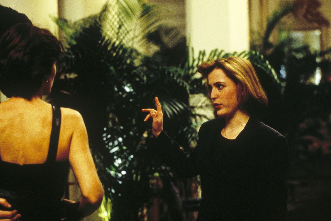 Scully (Gillian Anderson, r.) ist nicht sehr erfreut darüber, dass Mulder sich wieder mit seiner ehemaligen englischen Freundin, die mittlerweile f... - Bildquelle: TM +   Twentieth Century Fox Film Corporation. All Rights Reserved.