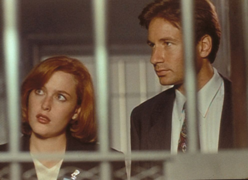 Scully (Gillian Anderson, l.) und Mulder (David Duchovny, r.) erfahren im Hinrichtungstrakt des Gefängnisses, dass einer der zum Tode Verurteilten k... - Bildquelle: TM +   Twentieth Century Fox Film Corporation. All Rights Reserved.