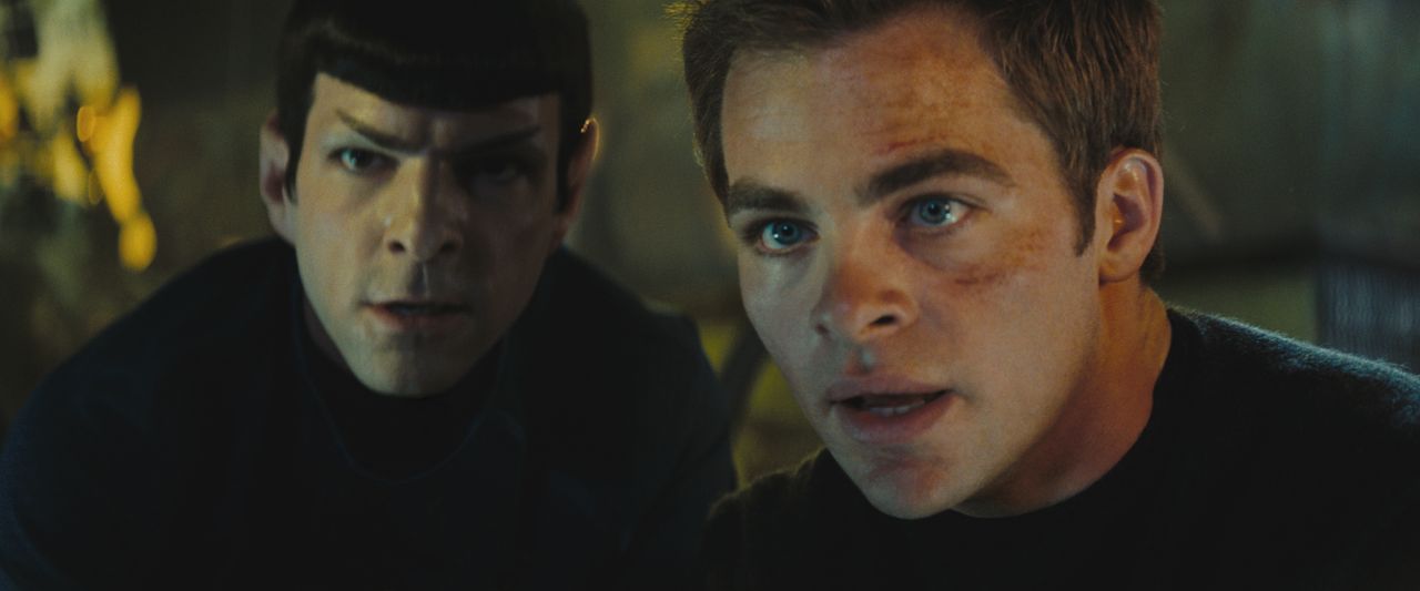 Kirk (Chris Pine, r.) und Spock (Zachary Quinto, l.) sind zunächst erbitterte Konkurrenten. Während sich Kirk auf sein Bauchgefühl verlässt, geht Sp... - Bildquelle: © Paramount Pictures