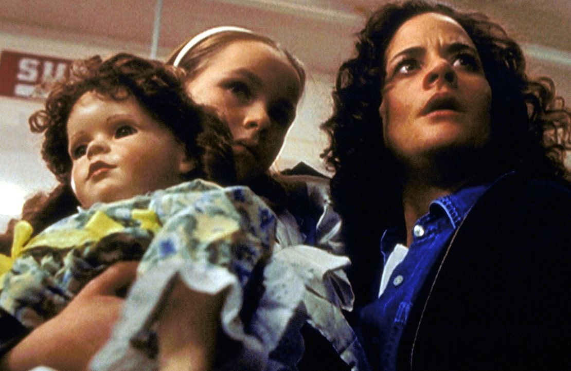 Melissa Turner (Susannah Hoffman, r.) und ihre Tochter Polly (Jenny-Lynn Hutcheson, l.) werden verdächtigt, die Schuld an der blutigen Massenhysteri... - Bildquelle: TM +   2000 Twentieth Century Fox Film Corporation. All Rights Reserved.