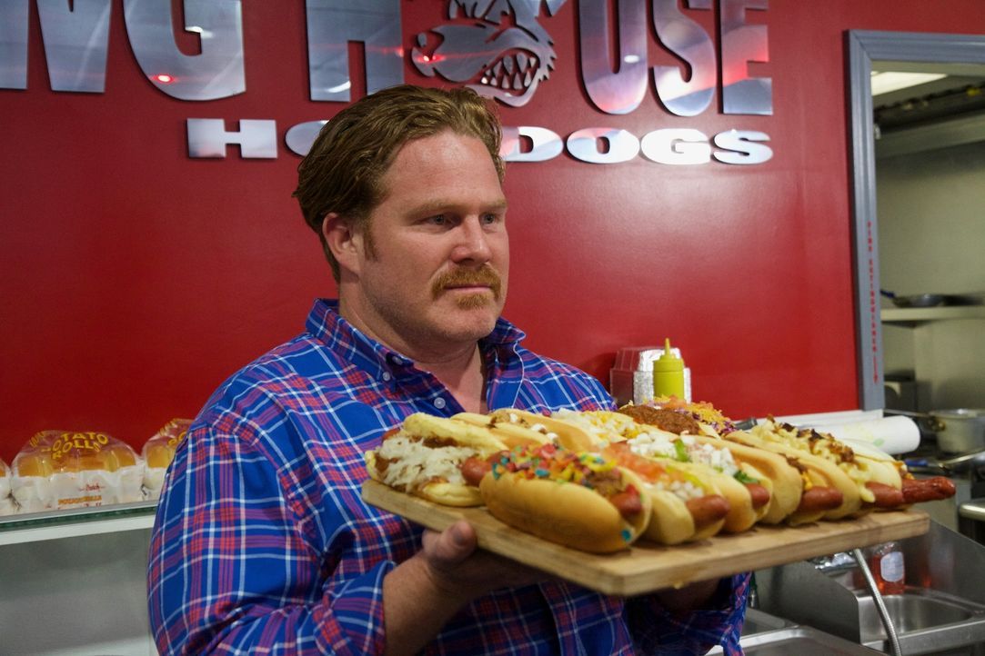 Bei der "Dawg House Challenge" werden per Zufall zwölf verschiedene Hot Dogs ausgewählt, die Casey in weniger als 30 Minuten besiegen muss. Doch ist... - Bildquelle: 2017,The Travel Channel, L.L.C. All Rights Reserved.