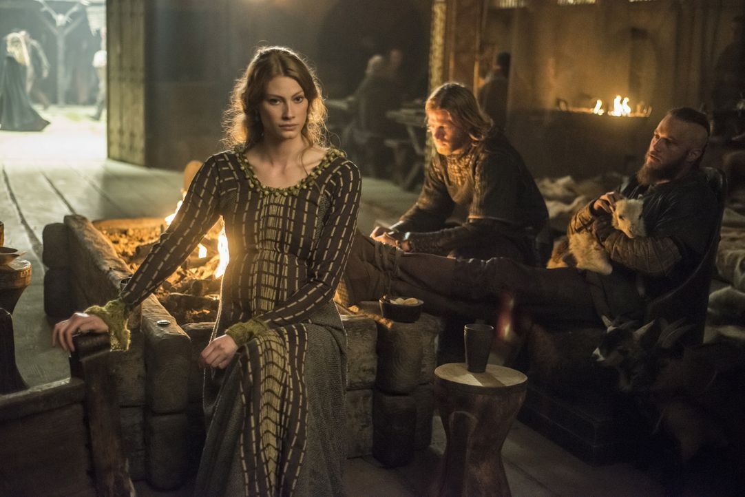 Wie wird es mit Aslaug (Alyssa Sutherland, l.) und Ragnar (Travis Fimmel, r.) weitergehen? - Bildquelle: 2014 TM TELEVISION PRODUCTIONS LIMITED/T5 VIKINGS PRODUCTIONS INC. ALL RIGHTS RESERVED.