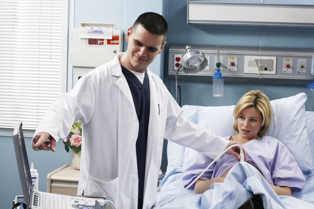 Der Geburtshelfer (Michael Ausiello, l.) kümmert sich um seine Patientin (Elizabeth Banks, r.) ... - Bildquelle: Touchstone Television