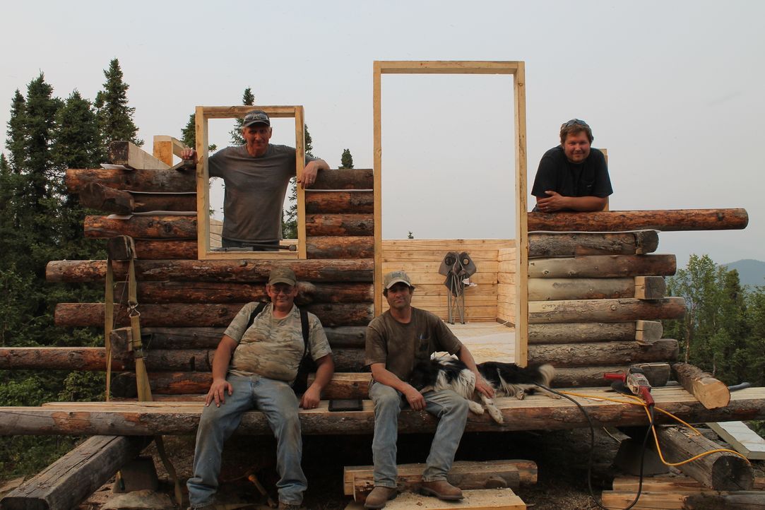 Sechzehn Meilen von der nächsten befahrbaren Straße bauen die Handwerker ein Holzhaus am Nordpol - komplett in der Wildnis ... - Bildquelle: 2015, DIY Network/Scripps Networks, LLC. All Rights Reserved.
