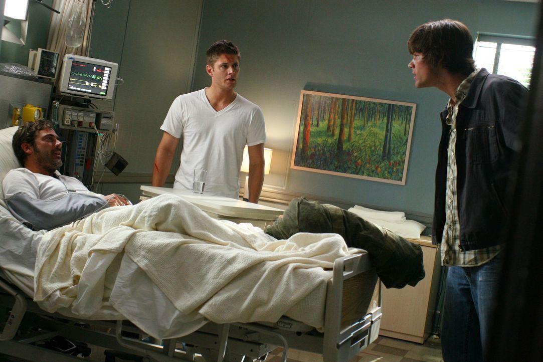 Dean (Jensen Ackles, M.) weiß noch nicht, dass er eigentlich im Koma liegt. Erst als ihn Sam (Jared Padalecki, r.) und John (Jeffrey Dean Morgan, l.... - Bildquelle: Warner Bros. Television