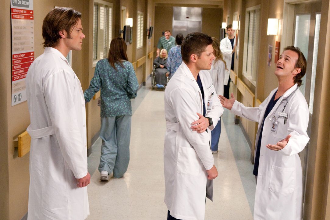 Dean (Jensen Ackles, M.) und Sam (Jared Padalecki, l.) finden sich auf einmal in einer Reality-Serie wieder und stellen fest, dass es kein Entkommen... - Bildquelle: Warner Bros.
