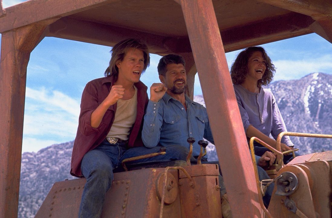Siegessicher fühlen sich Val (Kevin Bacon, l.), Earl (Fred Ward, M.) und Rhonda (Finn Carter, r.) als sie die Schlangenartige Bestie, die ihr Dorf b... - Bildquelle: © 1990 Universal City Studios Inc. All rights reserved