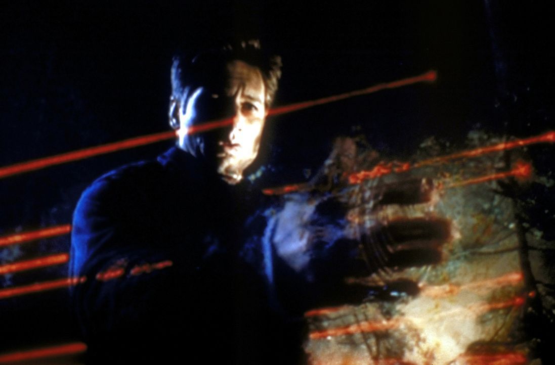Mulder (David Duchovny) versucht mit Hilfe von Laserstrahlen, ein in den Wäldern von Bellefleur/Oregon abgestürztes Ufo zu finden. - Bildquelle: TM +   2000 Twentieth Century Fox Film Corporation. All Rights Reserved.