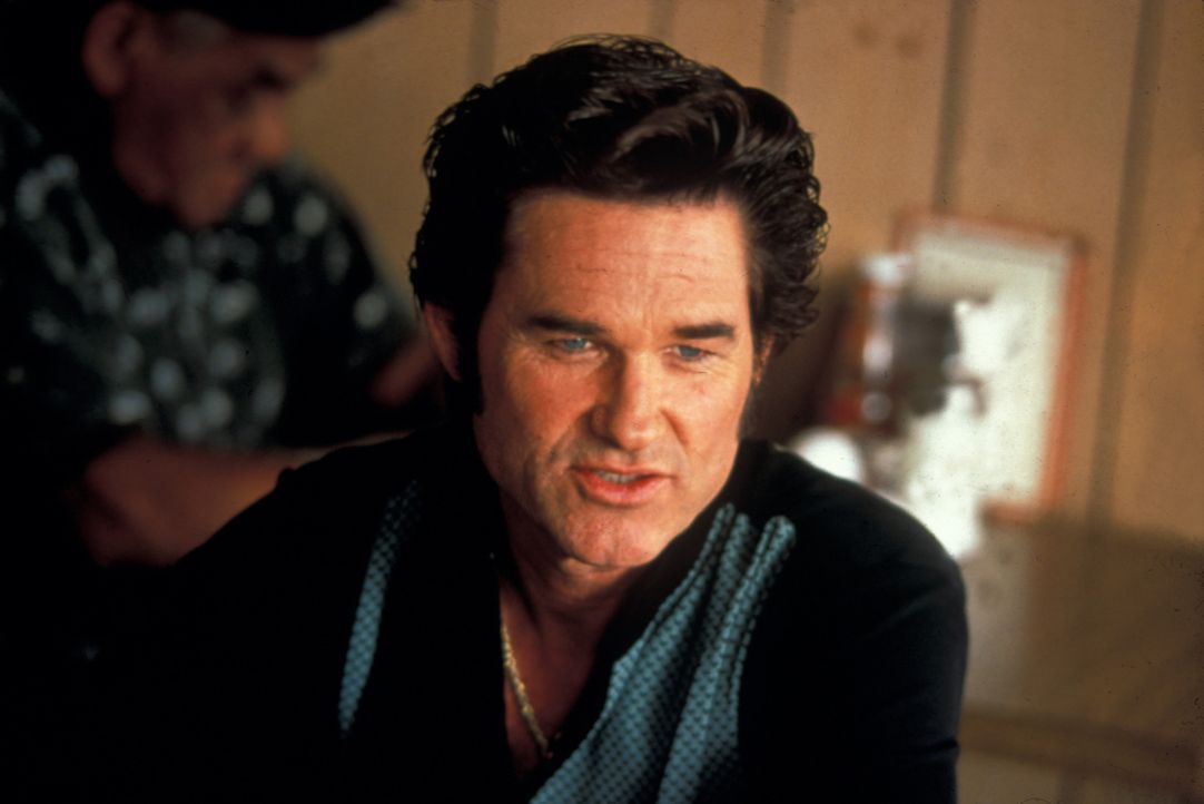 Als sein mörderischer Kumpel Murphy mit der Beute verschwindet, heftet sich Michael (Kurt Russell) an seine Fersen. Doch dabei kleben Kellnerin Cybi... - Bildquelle: Francise Pictures