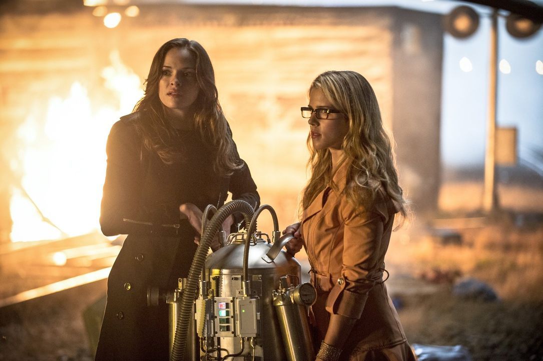 Stehen Barry im Kampf gegen Captain Cold zur Seite: Felicity (Emily Bett Rickards, r.) und Caitlin (Danielle Panabaker, l.) ... - Bildquelle: Warner Brothers.