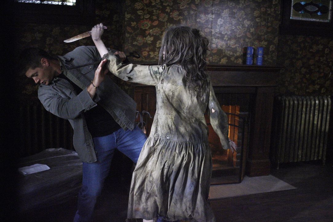 Lizzie (Mandy Playdon, r.), der Geist einer jungen Frau, treibt in einem verlassenen Farmhaus sein Unwesen. Die Brüder Dean (Jensen Ackles, l.) und... - Bildquelle: Warner Brothers
