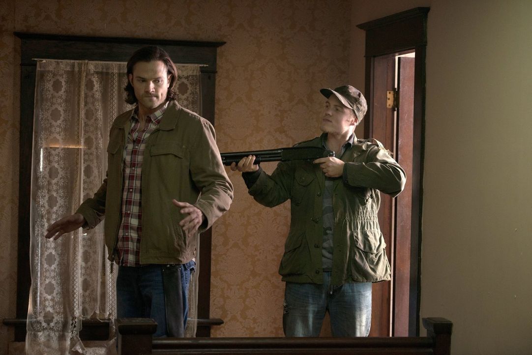 Sind Connor (Reilly Dolman, r.) und seine Familie Sam (Jared Padalecki, l.) und Dean immer einen Schritt voraus? - Bildquelle: 2013 Warner Brothers