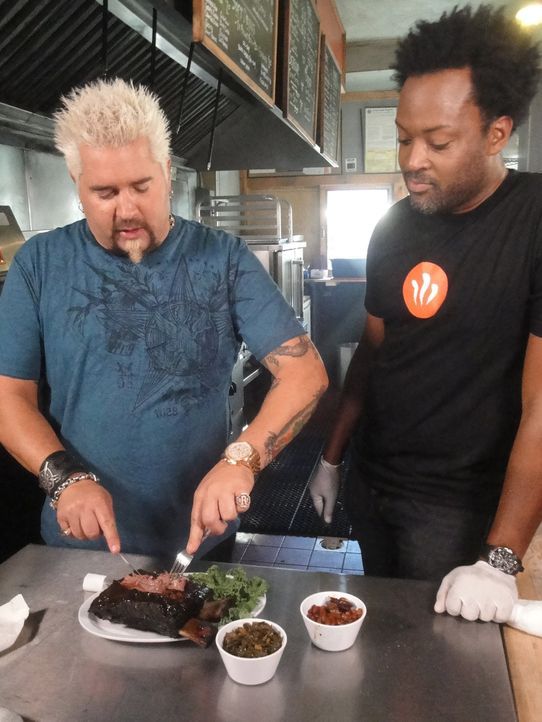 Guy Fieri (l.) - Bildquelle: 2012, Television Food Network, G.P.  All Rights Reserved.