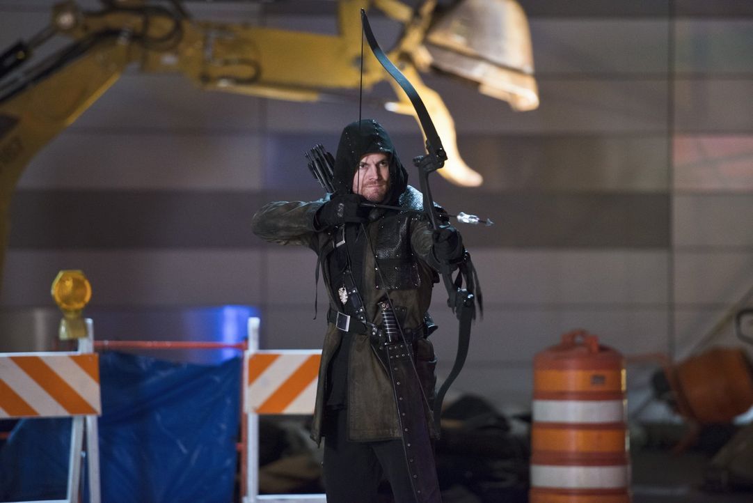 Hat Oliver alias Arrow (Stephen Amell) gegen die ganzen Superkräfte seiner Gegner überhaupt eine Chance? - Bildquelle: Warner Brothers.