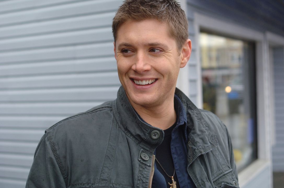 Sam und Dean (Jensen Ackles) untersuchen das Verschwinden eines Mannes, der in einem Touristenort vermisst wird ... - Bildquelle: Warner Bros. Television