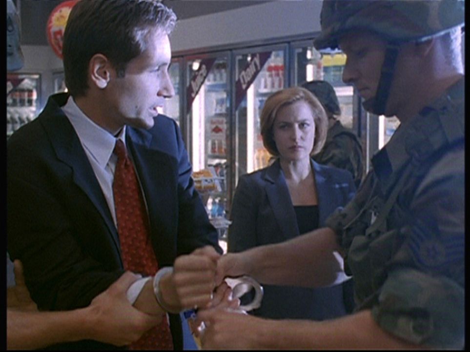 Mulder (David Duchovny, l.) wird aufgrund eines falschen Hinweises verhaftet, ohne dass Scully (Gillian Anderson, M.) etwas dagegen unternehmen kann. - Bildquelle: TM +   2000 Twentieth Century Fox Film Corporation. All Rights Reserved.