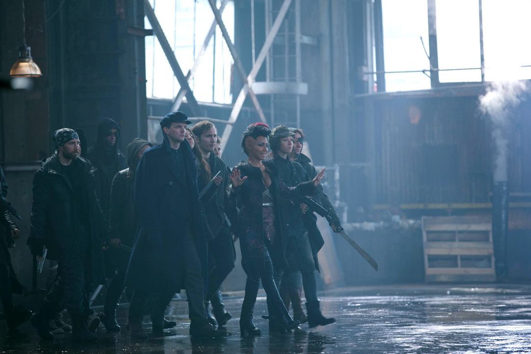 Der Bandenkrieg in Gotham City eskaliert immer mehr. Fish Mooney (Jada Pinkett Smith, 3.v.r.) kehrt in die Stadt zurück und konfrontiert Maroni und... - Bildquelle: Warner Bros. Entertainment, Inc.