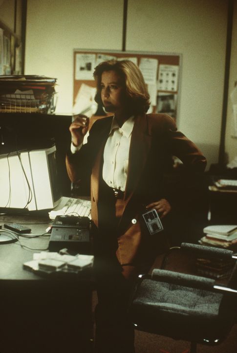 Mulder und Scully (Gillian Anderson) sollen mit einem Geologenteam in die Arktis aufbrechen, um nach einem anderen, verschollenen Team zu suchen. - Bildquelle: TM +   2000 Twentieth Century Fox Film Corporation. All Rights Reserved.