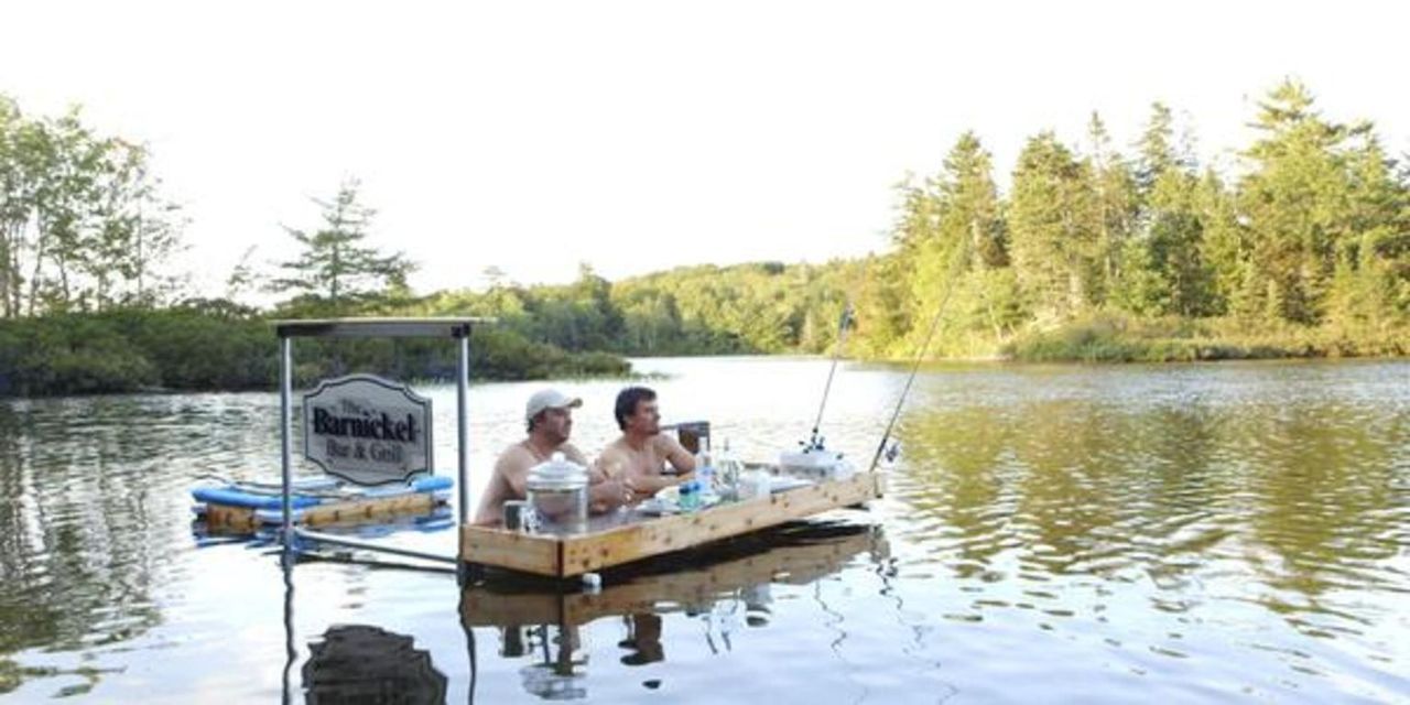 Ein neues Projekt wartet auf die Brüder - die ultimative Schwimm-Bar: Kevin (l.) und Andrew (r.) ... - Bildquelle: Brojects Ontario Ltd./Brojects NS Ltd