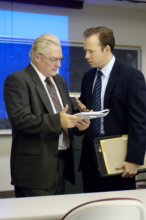 CIA-Agent Kirk (Donnie Wahlberg, r.) führt einen frustrierenden Kampf gegen die Mühlen der amerikanischen Politbürokratie. Kann er dem nationalen... - Bildquelle: ABC, INC.