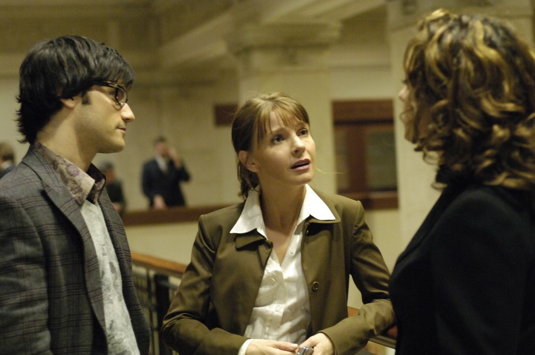 Entdecken, dass die Nova-Gruppe auch Verbindungen zu Shawn und dem 4400-Zentrum hat: Nina Jarvis (Samantha Ferris, r.), Diana Skouris (Jacqeline McK... - Bildquelle: Viacom Productions Inc.