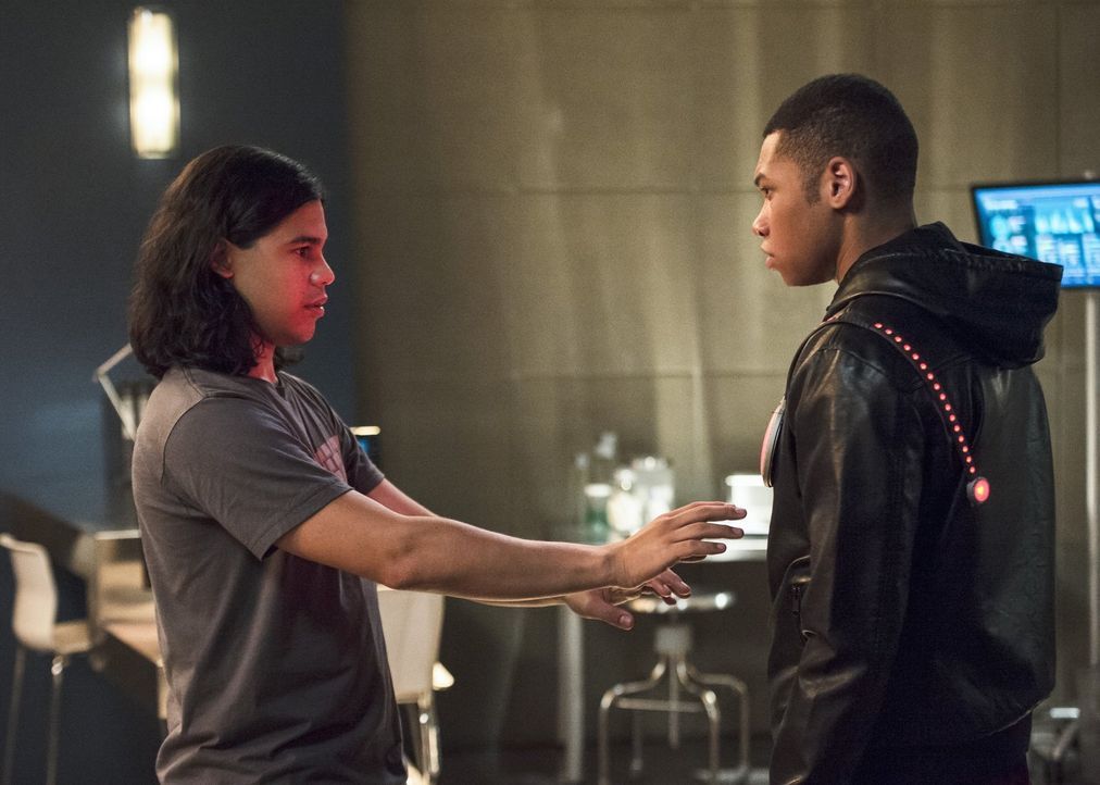 Nicht nur Jefferson 'Jax' Jacksons (Franz Drameh, r.) Leben könnte sich durch seine neue Fähigkeit vollkommen verändern, sondern auch Ciscos (Carlos... - Bildquelle: 2015 Warner Brothers.