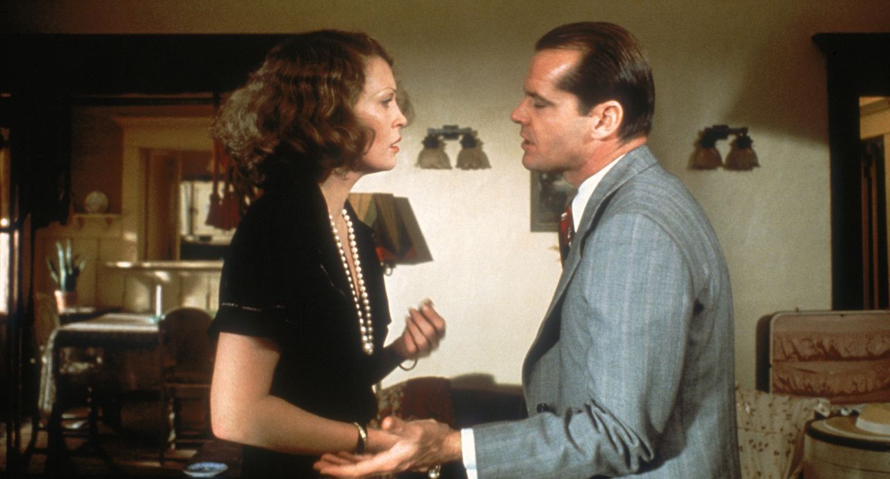 Evelyn Cross Mulwray (Faye Dunaway, r.) engagiert den Privatdetektiv J.J. Gittes (Jack Nicholson, l.), ihren Mann zu überwachen ... - Bildquelle: Paramount Pictures