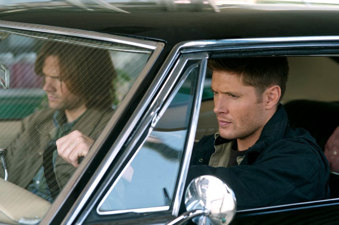 Das erste Wiedersehen zwischen Dean (Jensen Ackles, r.) und Sam (Jared Padalecki, l.) verläuft anders als erwartet ... - Bildquelle: Warner Bros. Television