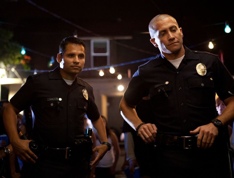 Officer Brian Taylor (Jake Gyllenhaal, r.) und Officer Mike Zavala (Michael Pena, l.) sind unbestechlich, engagiert und todesmutig. Da geraten sie i... - Bildquelle: Scott Garfield 2011 Sole Productions, LLC. All rights reserved.