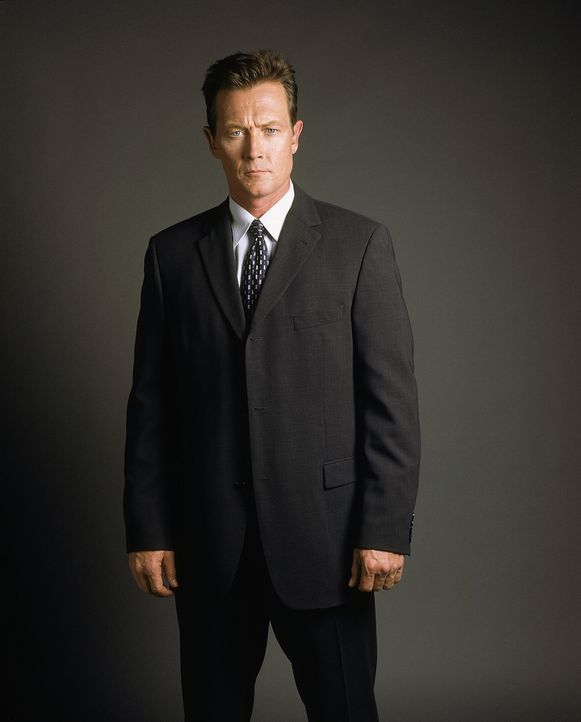 (8. Staffel) - FBI-Agent John Doggett (Robert Patrick) beschäftigt sich mit übernatürlichen Vorgängen. - Bildquelle: TM +   2000 Twentieth Century Fox Film Corporation. All Rights Reserved.
