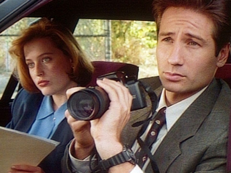 Die FBI-Agenten Fox Mulder (David Duchovny, r.) und Dana Scully (Gillian Anderson, l.) versuchen, einen Geist zu fotografieren. - Bildquelle: TM +   Twentieth Century Fox Film Corporation. All Rights Reserved.