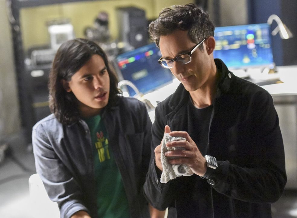 Gelingt es Cisco (Carlos Valdes, l.) die Wahrheit über Dr. Wells (Tom Cavanagh, r.) herauszufinden, ohne ihn misstrauisch zu machen? - Bildquelle: 2015 Warner Brothers.