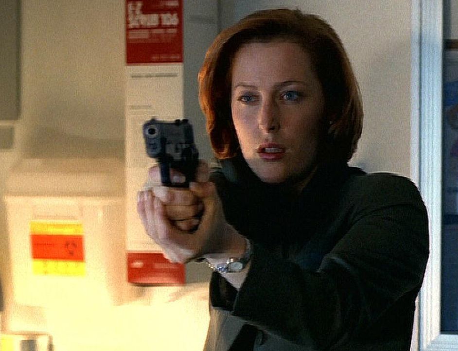 Scully (Gillian Anderson) versucht vergeblich, einen Zombie zu erschießen. - Bildquelle: TM +   2000 Twentieth Century Fox Film Corporation. All Rights Reserved.