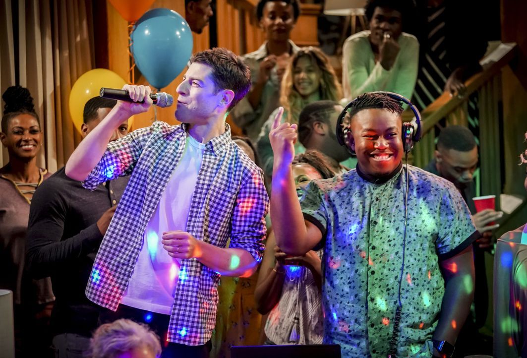 Dave Johnson (Max Greenfield, l.); Marty Butler (Marcel Spears, r.) - Bildquelle: Monty Brinton © 2018 CBS Broadcasting, Inc. All Rights Reserved. / Monty Brinton