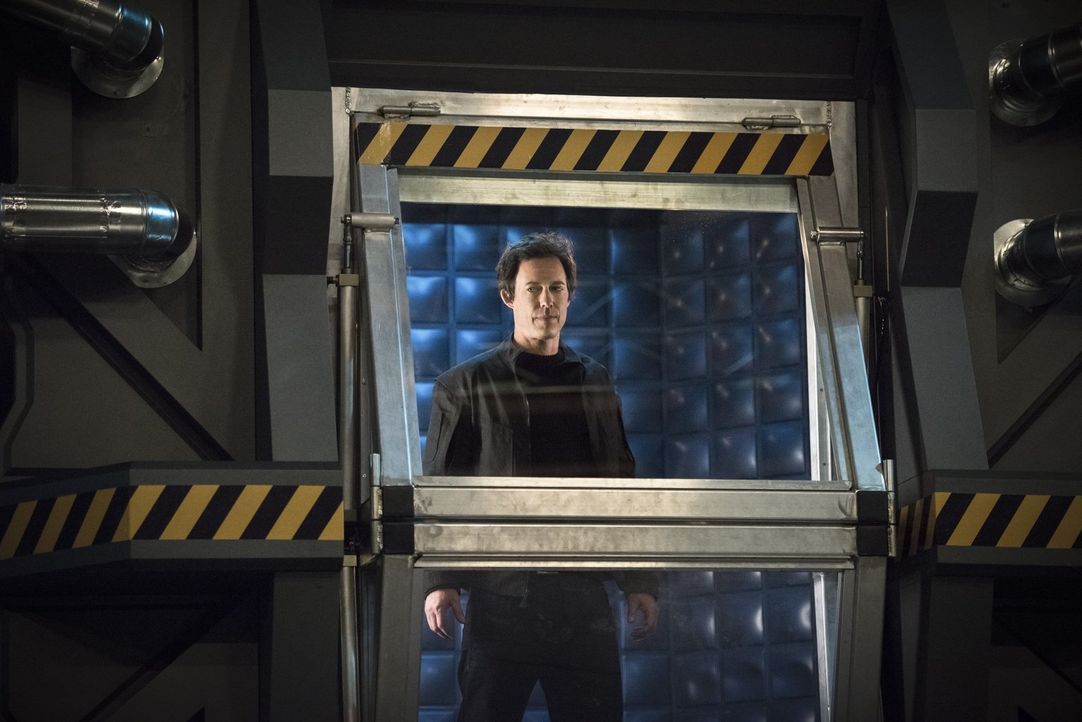 Dr. Wells (Tom Cavanagh) gibt Barry endlich Antworten auf brennende Fragen und macht ihm ein verlockendes Angebot ... - Bildquelle: Warner Brothers.