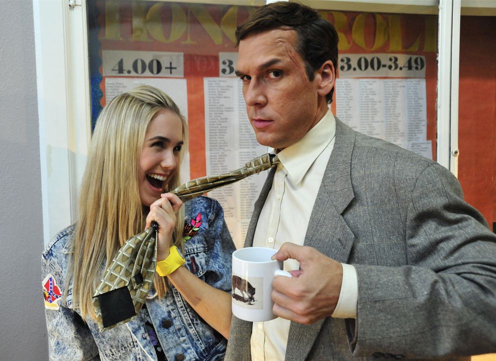 Kommen sich langsam, aber stetig näher: Schuldirektor Karl Verge (Dane Cook, r.) und Highschool-Biest Ione (Spencer Locke, l.) ... - Bildquelle: 2011 Detention Films, LLC. All Rights Reserved.