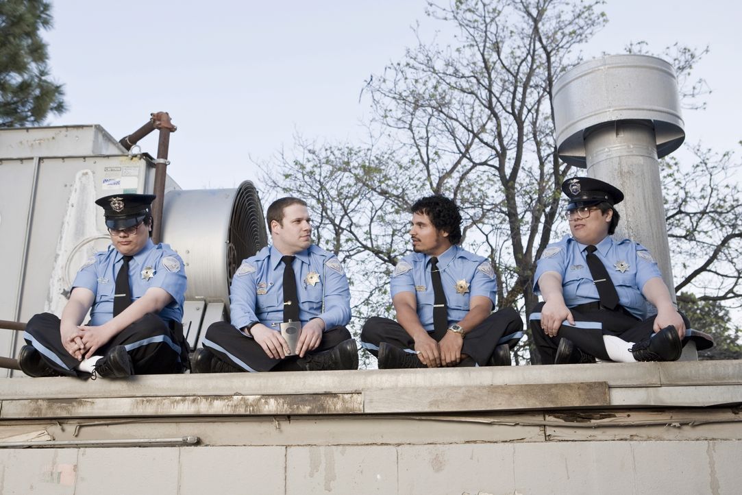 Während die Kaufhaus-Cops Dennis (Michael Peña, 2.v.r..), Matt (Matt Yuan, r.) und John (John Yuan, l.) mit ihrem Job ganz zufrieden sind, strebt de... - Bildquelle: Warner Brothers