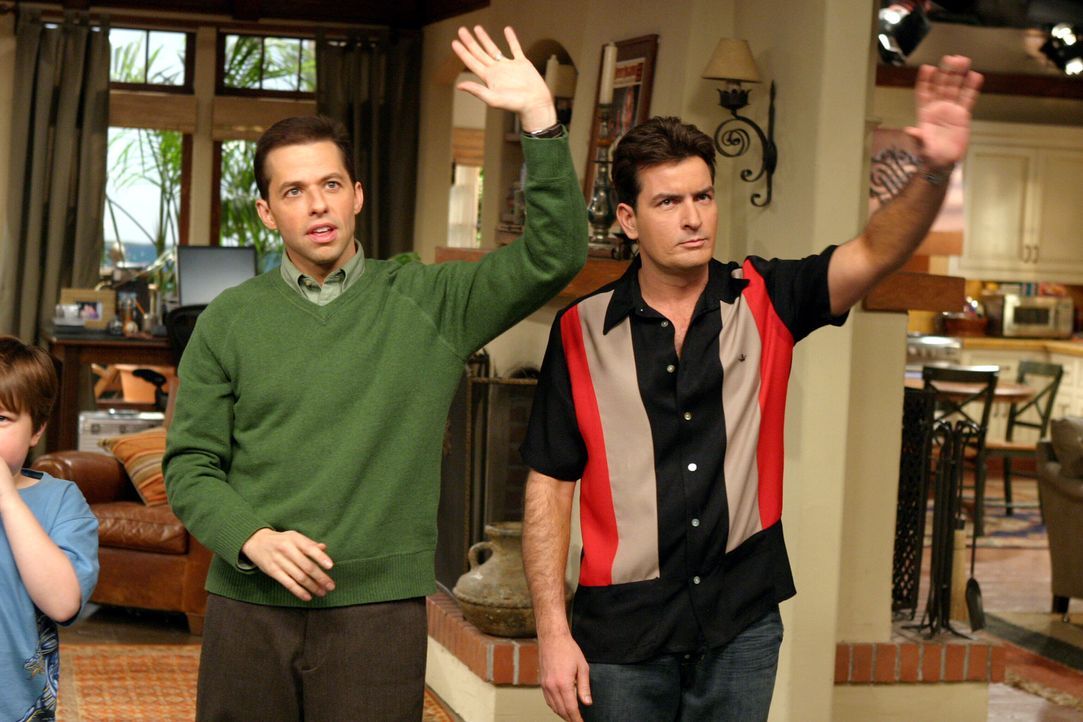 Zwischen Charlie (Charlie Sheen, r.) und Alan (Jon Cryer, l.) beginnt ein harter Rivalitätskampf, denn jeder will die "hübsche Irre" für sich gewinn... - Bildquelle: Warner Brothers Entertainment Inc.
