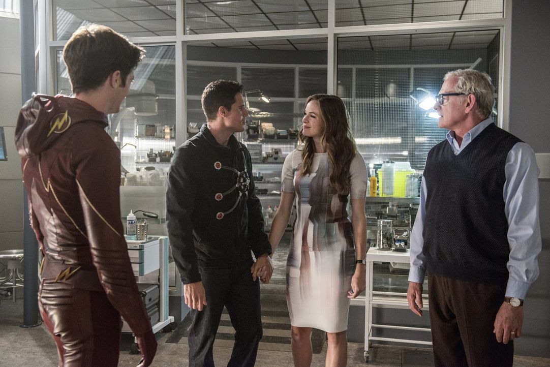Barry alias The Flash (Grant Gustin, l.) erinnert sich gerne zurück an glücklichere Tage, als Ronnie (Robbie Amell, 2.v.l.), Caitlin (Danielle Panab... - Bildquelle: 2015 Warner Brothers.