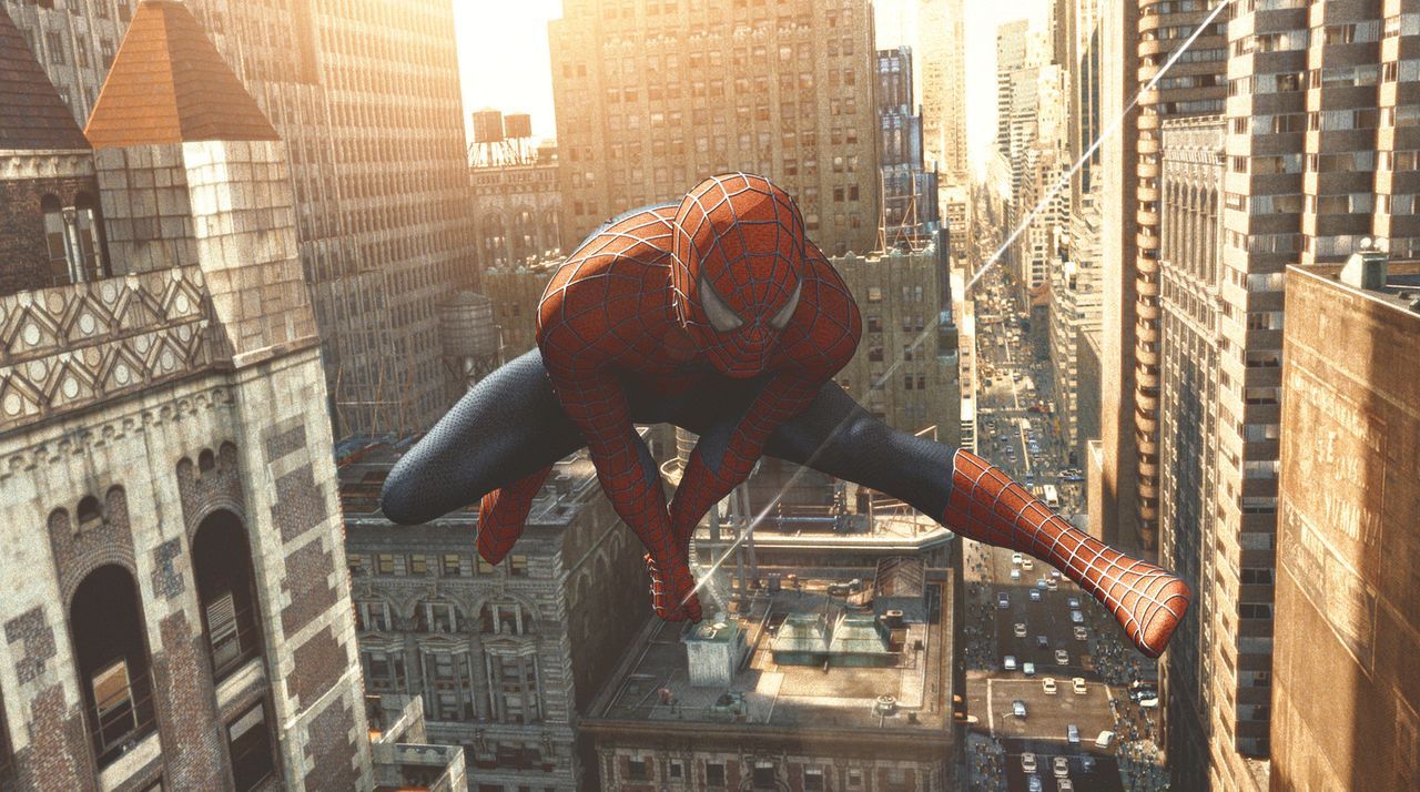 Der grausame Dr. Otto Octavius treibt sein Unwesen in der Stadt - nur einer könnte ihn stoppen: Spider-Man (Tobey Maguire) - Bildquelle: Sony Pictures Television International. All Rights Reserved.
