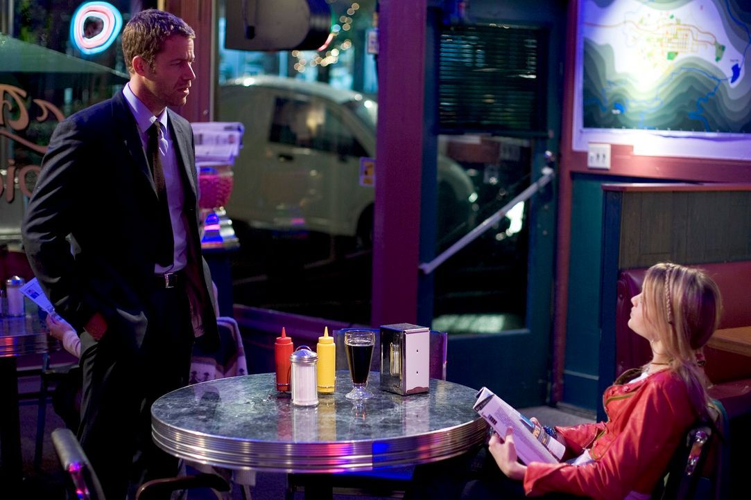 Zufällig landen Jack Carter (Colin Ferguson, l.) und seine Tochter Zoe (Jordan Hinson, r.) in Eureka, einem kleinen Städtchen, in dem merkwürdige Di... - Bildquelle: Universal Television