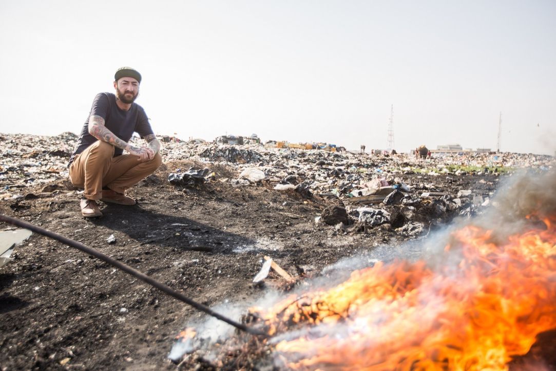 Reporter Oliver Plöger blickt hinter die Kulissen der Elektroschrottdeponie von Agbogbloshie in Ghana, auf und vor der knapp 50.000 Menschen leben -... - Bildquelle: ProSieben MAXX