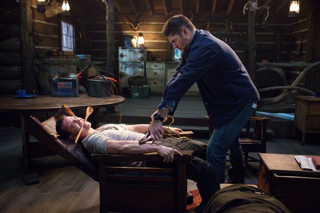Dean (Jensen Ackles, r.) versucht Cole (Travis Aaron Wade, l.) zu helfen, nachdem dieser von seinem alten Freund Kit mit einem Parasiten infiziert w... - Bildquelle: 2016 Warner Brothers